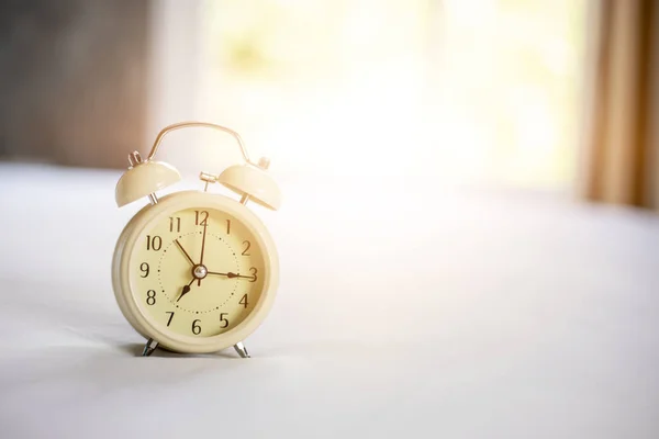 Reloj Despertador Analógico Cama Blanca Hora Mañana Con Sol Brillante —  Fotos de Stock