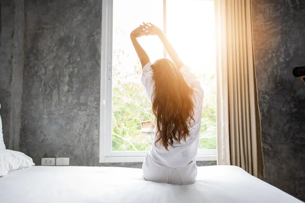 Mulher Asiática Acordando Cama Totalmente Descansado Com Cortinas Abertas Manhã — Fotografia de Stock