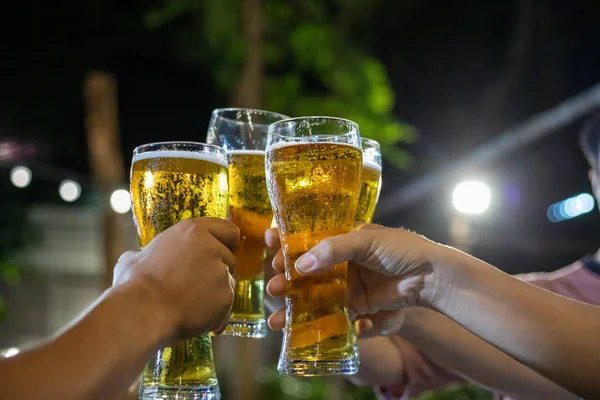 Grupo Amigos Asiáticos Celebrando Una Fiesta Con Bebidas Alcohólicas Cerveza — Foto de Stock
