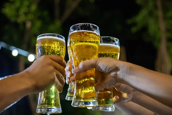 Grupo Amigos Asiáticos Celebrando Una Fiesta Con Bebidas Alcohólicas Cerveza — Foto de Stock