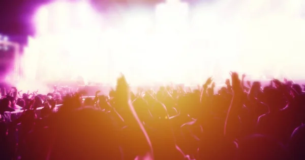 Arka Görünümü Parlak Sahne Işıkları Ellerini Yükselterek Festival Kalabalık Konser — Stok fotoğraf