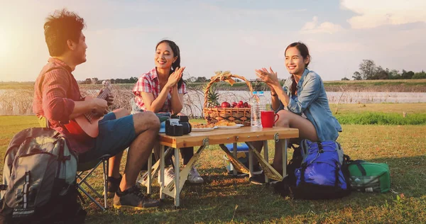 Un grupo de amigos asiáticos jugando Ukelele y pasando tiempo makin — Foto de Stock