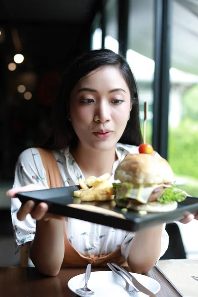 Азійські Жінки Посміхаються Щасливі Подобається Їсти Гамбургери Каві Ресторані Під — стокове фото