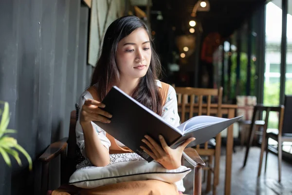 Donne Asiatiche Leggere Sorridere Felice Rilassarsi Una Caffetteria Dopo Aver — Foto Stock