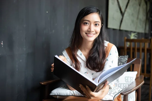 Donne Asiatiche Leggere Sorridere Felice Rilassarsi Una Caffetteria Dopo Aver — Foto Stock