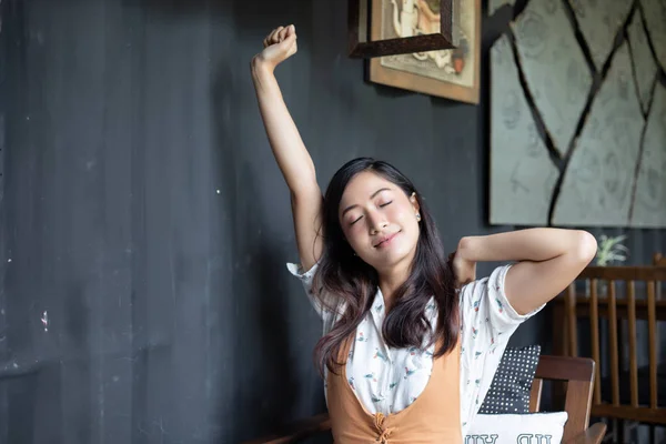 Asiática Mujer Estirando Sonriendo Hogar Oficina —  Fotos de Stock