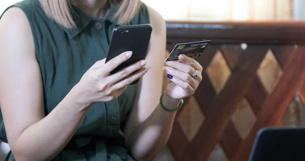 Kvinna Asiatiska Använda Smartphone Och Kreditkort Shopping Online — Stockfoto