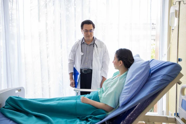 Medico Piedi Vicino Paziente Femminile Sdraiato Letto Ospedale — Foto Stock