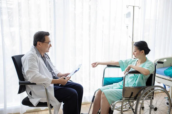 Doktor Hastanede Tekerlekli Sandalyede Kadın Hasta Ile Konuşuyor — Stok fotoğraf