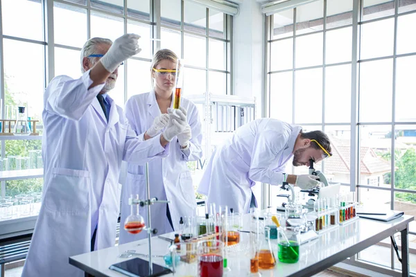 Medicinska Forskare Som Arbetar Med Mikroskop Och Tablett Laboratorium — Stockfoto