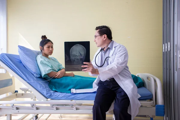 Doktor Hastanede Yatakta Yatan Kadın Hastaya Beyin Röntgensonuçları Hakkında Açıklama — Stok fotoğraf