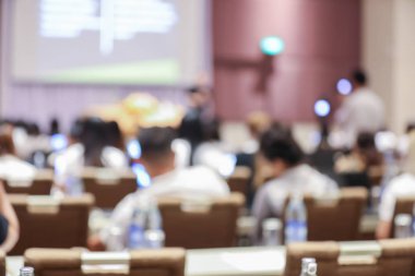 Çalışanların seminer bulanık arka plan ve çay de-odak