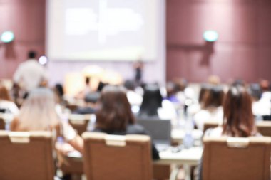 Çalışanların seminer bulanık arka plan ve çay de-odak