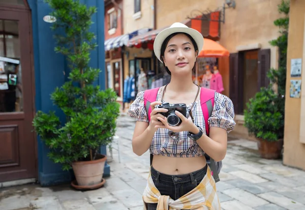 Las Mujeres Asiáticas Mochilas Caminando Juntas Felices Están Tomando Fotos — Foto de Stock