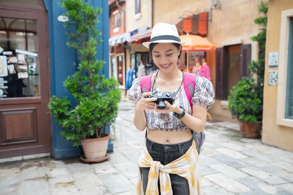 Asijské Ženské Batohy Chodí Společně Šťastní Berou Fotky Selífie Relaxační — Stock fotografie