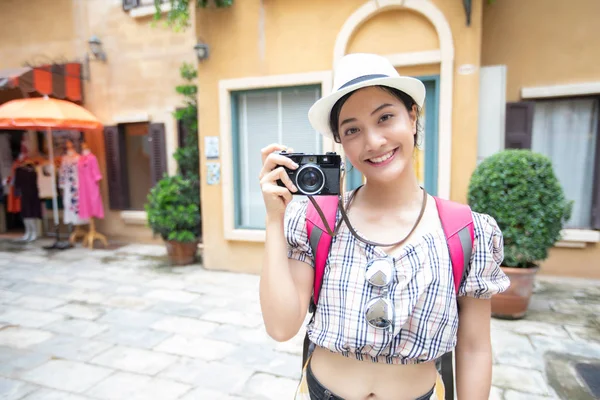 Mulheres Asiáticas Mochilas Andando Juntas Felizes Estão Tirando Foto Selfie — Fotografia de Stock