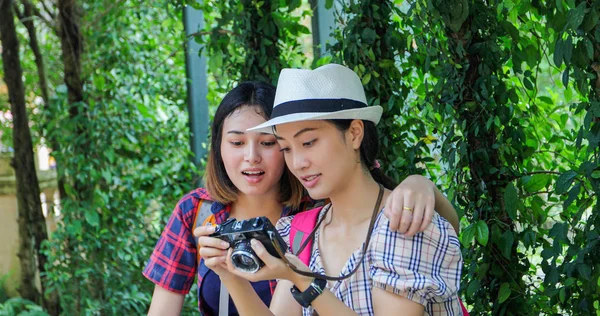 Asian Group Young People Friends Backpacks Walking Together Happy Friends — Fotografia de Stock