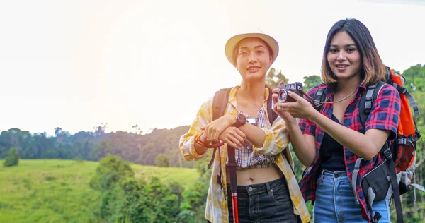 Asiatische Gruppe Junger Leute Wandern Mit Freunden Rucksäcke Laufen Zusammen — Stockfoto