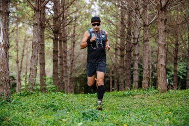 Bir patika koşucusu ve spor ayakkabısı giyen bir atlet.