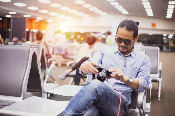 Hombre asiático con mochila viajero usando el teléfono móvil inteligente f — Foto de Stock