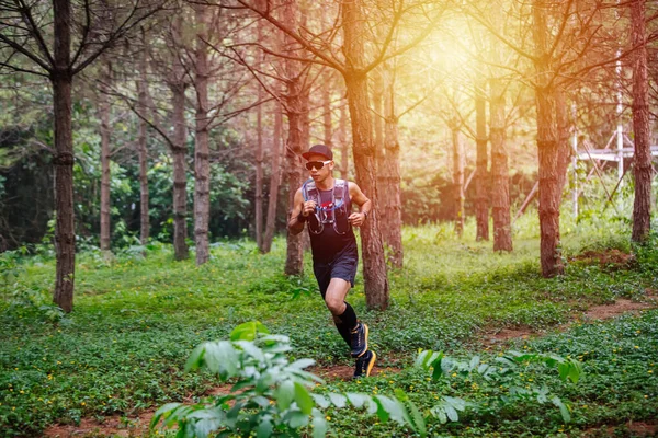 Un hombre corredor de Trail y pies de atleta con zapatos deportivos fo —  Fotos de Stock