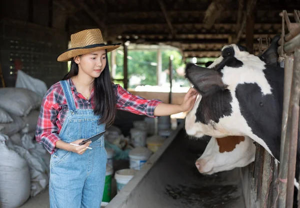 Mulheres asiáticas agricultura e agricultura e pecuária — Fotografia de Stock