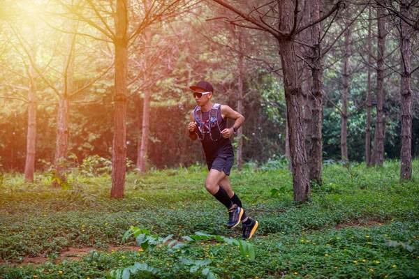 Мужчина бегущий по тропе и на ногах спортсмена в спортивной обуви — стоковое фото