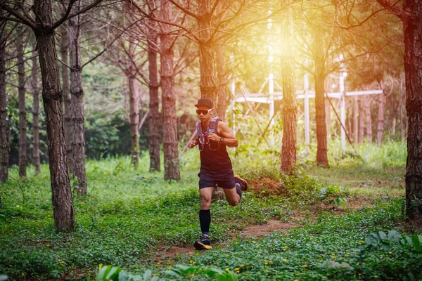 Un hombre corredor de Trail y pies de atleta con zapatos deportivos fo — Foto de Stock