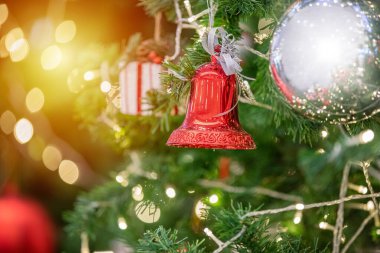 Happy new year ve hediye kutusu ile Noel ağacı süsler