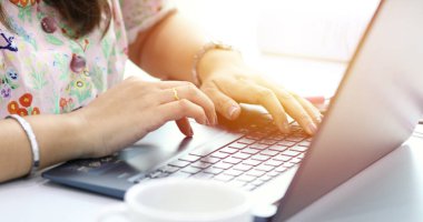 Asya iş kadınları çalışma için defter kullanma 