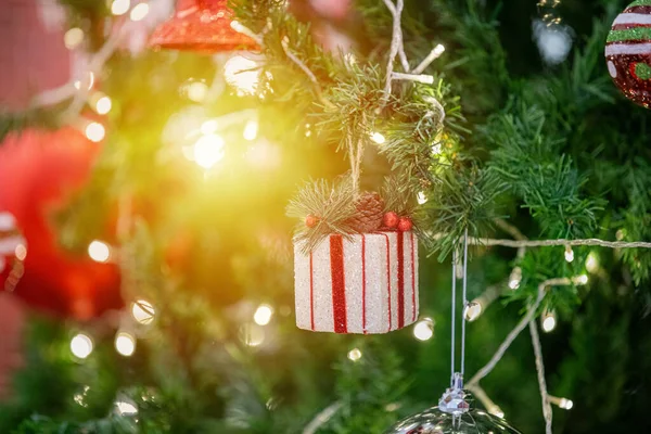 Feliz ano novo e ornamentos na árvore de Natal com caixa de presente — Fotografia de Stock