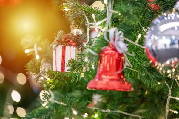 Feliz ano novo e ornamentos na árvore de Natal com caixa de presente — Fotografia de Stock