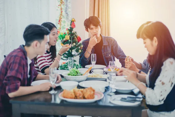 Abendessen mit asiatischen Freunden bei einem Drink am Abend — Stockfoto