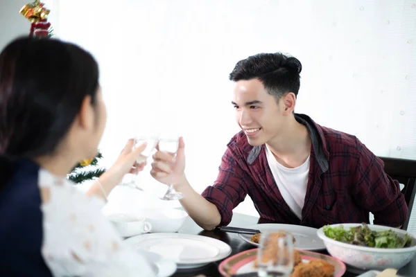 Asiatische junge Paar genießen ein romantisches Abendessen Drinks wh — Stockfoto