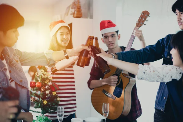 Asiático grupo de amigos teniendo fiesta con alcohólico cerveza bebidas a — Foto de Stock