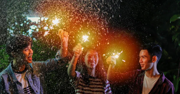 Asiatico gruppo di amici avendo all'aperto giardino barbecue ridere w — Foto Stock