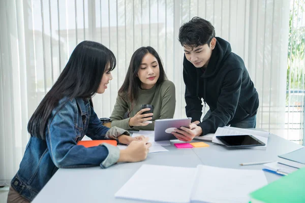 Asian Students Read Books Use Digital Tablets Find Information Work — Stock Photo, Image
