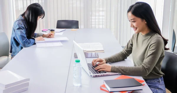 Studenti Asiatiche Sorriso Lettura Libri Utilizzo Notebook Lavoro Seduta Distanza — Foto Stock