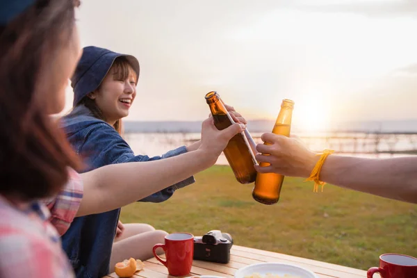 Grupo Amigos Asiáticos Turistas Bebiendo Cerveza Alcohólica Tocando Guitarra Junto — Foto de Stock