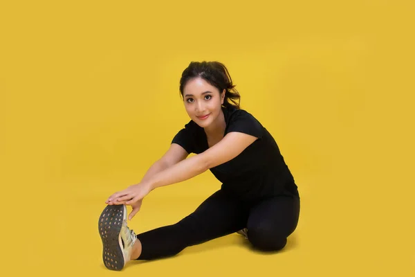 Glad Vackert Porträtt Ung Asiatisk Kvinna Stretching Motion Träning Gul — Stockfoto