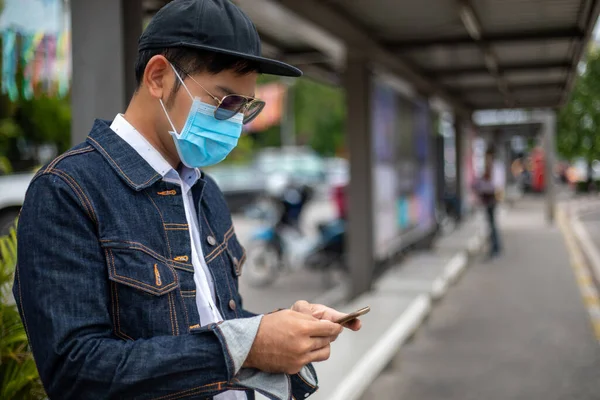도시에서 스마트 사용하고 오염을 마스크를 아시아 미립자 바이러스 인플루엔자 코로나 — 스톡 사진