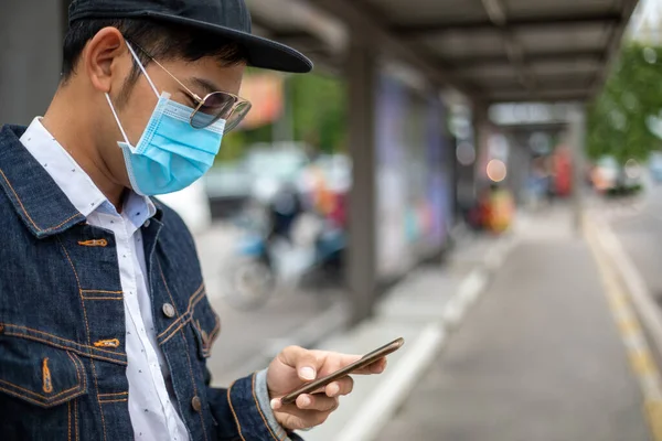 Asian Young Man Using Smart Phone City Wearing Face Mask — Stock Photo, Image