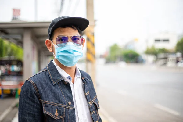 도시에 오염을 방호복을 아시아 미립자 도시에서 유행성 코로나 바이러스를 보호하기 — 스톡 사진