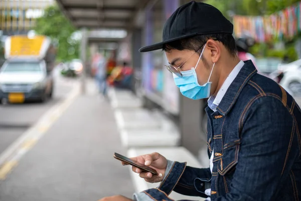 Asian Young Man Using Smart Phone City Wearing Face Mask — Stock Photo, Image