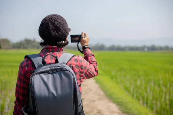Asijské Muž Turista Pomocí Fotoaparátu Pro Focení Scenérie Hory Relax — Stock fotografie