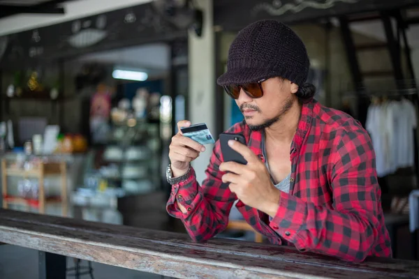 Asiatisk Hipster Man Håller Kreditkort Och Använder Mobiltelefoner För Online — Stockfoto