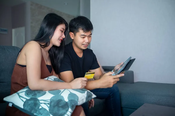 Asyalı Çift Internetten Alışveriş Yapıyor Dizüstü Bilgisayardan Kredi Kartıyla Ödeme — Stok fotoğraf