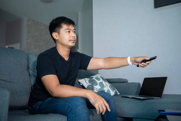 Asian Man Watching Football Sit Sofa Home Holiday Smiling Laughing — Stock Photo, Image