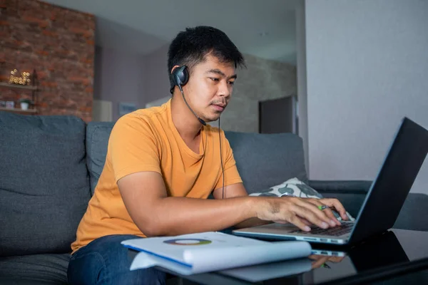 Los Hombres Negocios Asiáticos Están Usando Computadoras Portátiles Usan Auriculares — Foto de Stock