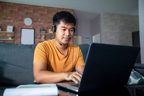 Asyalı Işadamları Defter Bilgisayarları Kullanıyor Online Toplantılarda Kulaklık Takıyor Evden — Stok fotoğraf